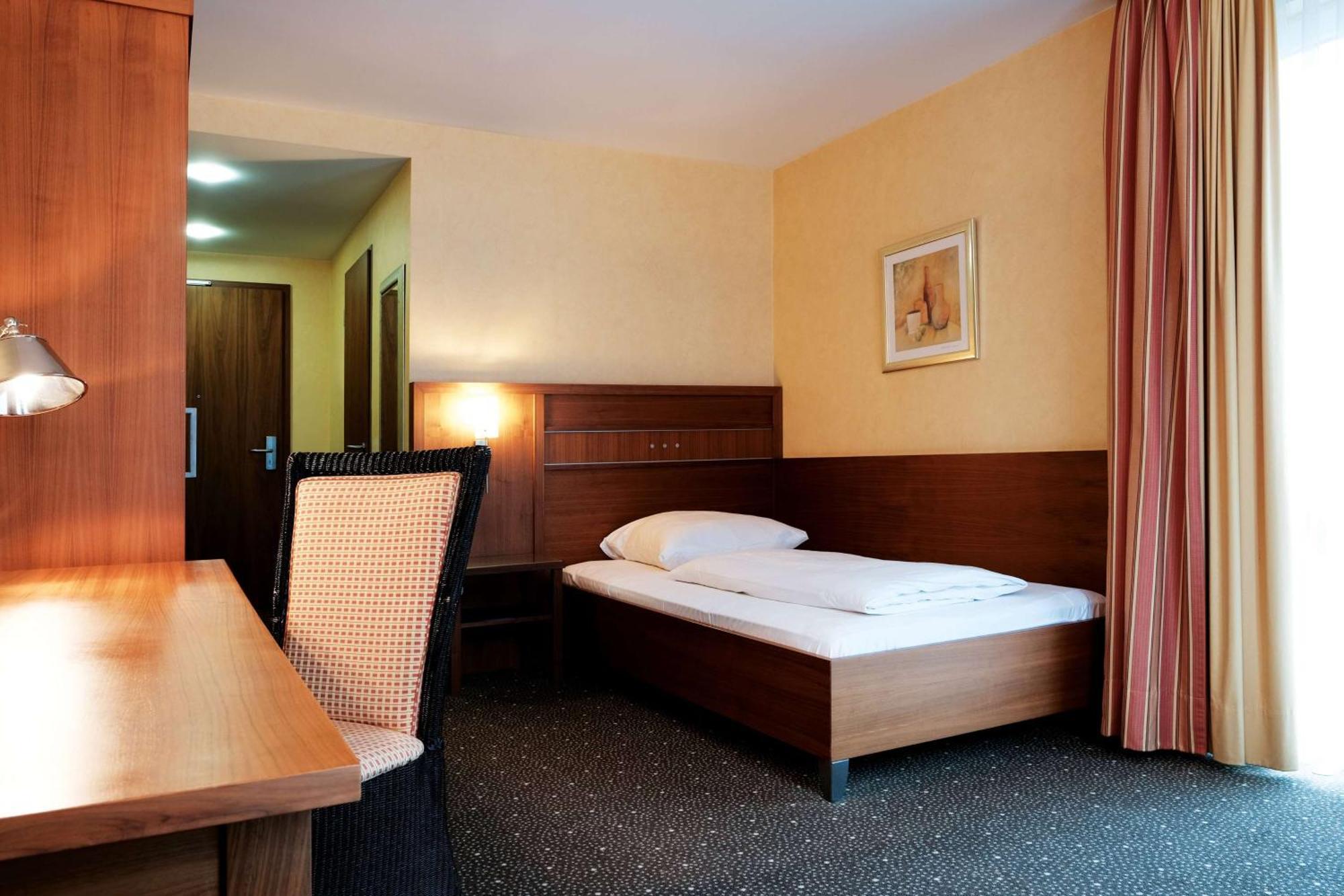 Hotel Ramada By Wyndham Duesseldorf 4*